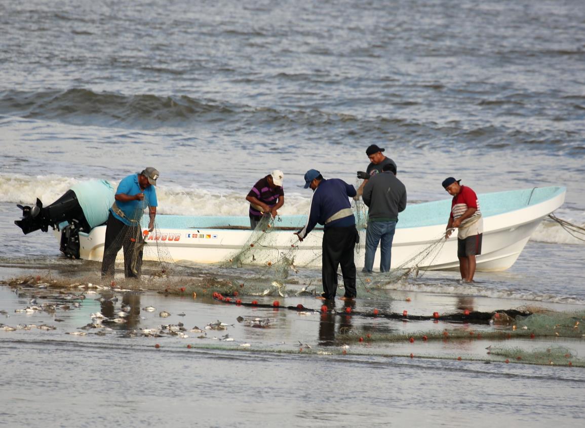 Frentes Fríos paralizan a más de 100 pescadores en Coatzacoalcos; reportan mal inicio de año