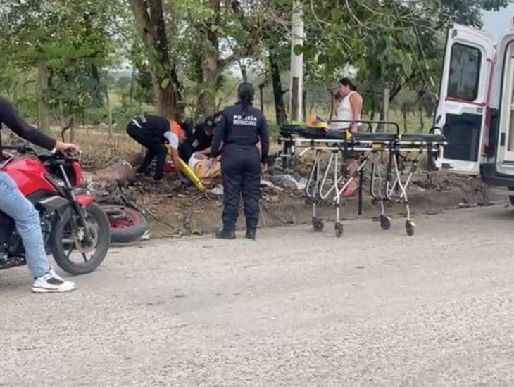 Camioneta de CFE arrolla a menor en motocicleta y luego se da a la fuga en Las Choapas