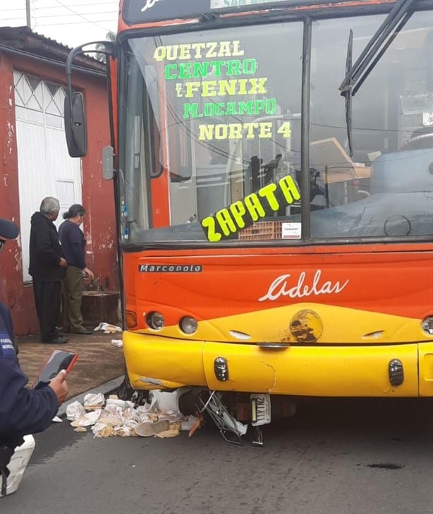 Accidente entre autobús de pasaje y motorepartidor en Orizaba