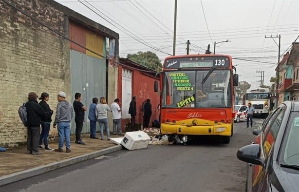 Accidente entre autobús de pasaje y motorepartidor en Orizaba