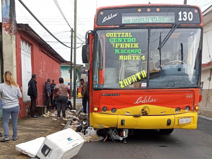 Accidente entre autobús de pasaje y motorepartidor en Orizaba