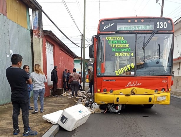 Accidente entre autobús de pasaje y motorepartidor en Orizaba