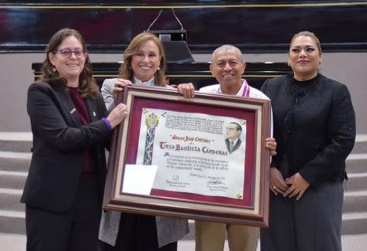 Entrega Congreso la Medalla Adolfo Ruiz Cortines 2024 al profesor y gestor Tirso Bautista