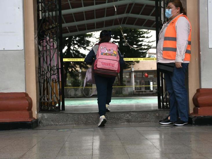 Entre frío y tráfico, alumnos regresan a clases en Xalapa