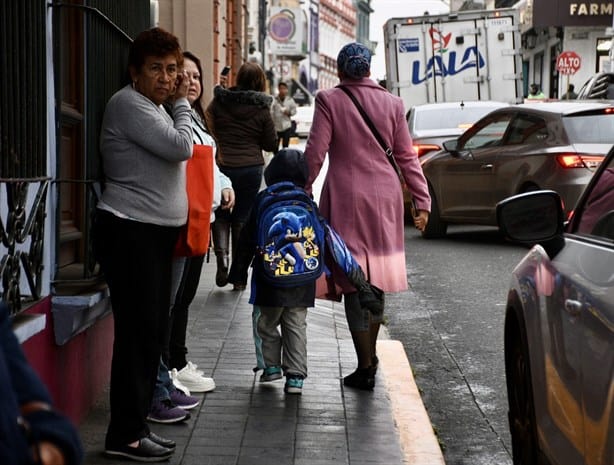 Entre frío y tráfico, alumnos regresan a clases en Xalapa