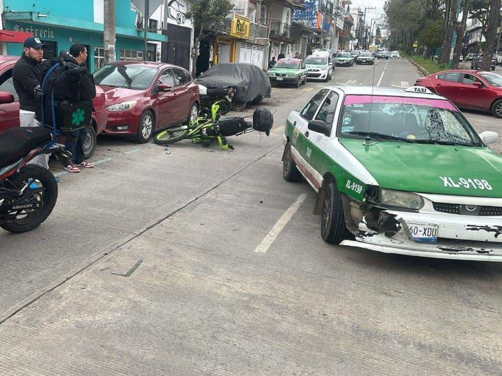 Motociclista lesionado tras chocar contra un taxi en Xalapa