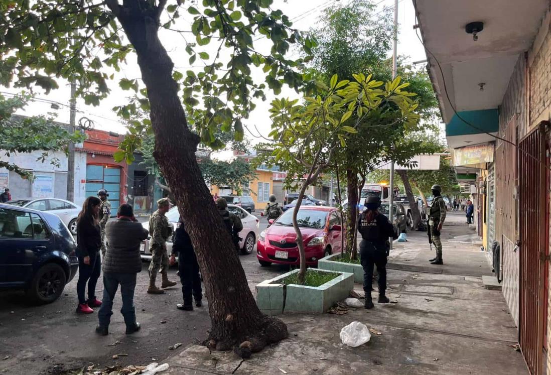 Mujer del puerto de Veracruz escapa de ser aprehendida por la policía con ayuda de sus familiares y vecinos |VIDEO