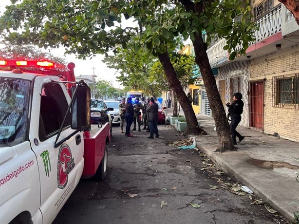 Mujer del puerto de Veracruz escapa de ser aprehendida por la policía con ayuda de sus familiares y vecinos |VIDEO