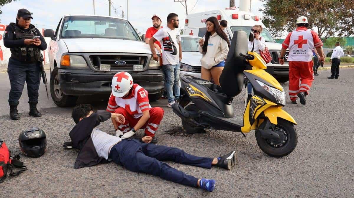 Motociclista termina con lesiones tras choque con camioneta en Veracruz