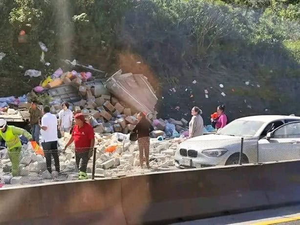 3 muertos y 5 heridos deja accidente múltiple en autopista Xalapa - Perote