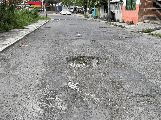 Vecinos de la colonia Marco A. Muñiz denuncian tiradero clandestino y cráteres en calles de Veracruz