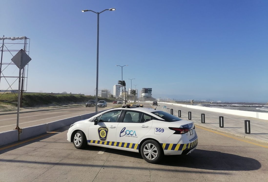 Cierran el bulevar Ávila Camacho en Boca del Río por aumento de oleaje