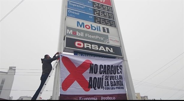 Así lucen las lonas que Profeco pone en gasolineras por vender el litro arriba del promedio ¡identifícalas!