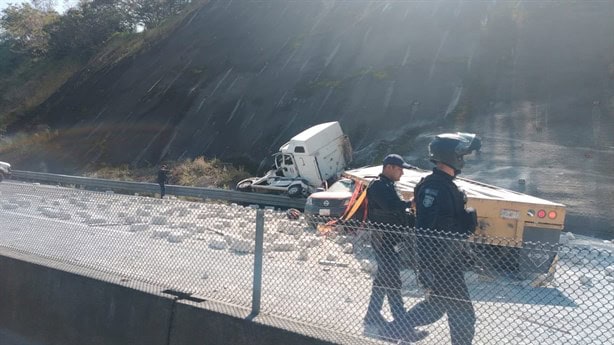 Tráiler sin frenos provoca caos en libramiento de Perote; 3 fallecidos y varios heridos