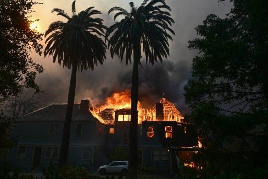 Incendios en Los Ángeles dejan 10 muertos y más de 10 mil viviendas destruidas