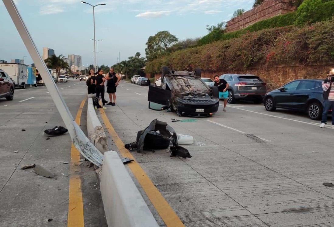 Vuelca automóvil en el bulevar de Boca del Río al perder una llanta | VIDEO