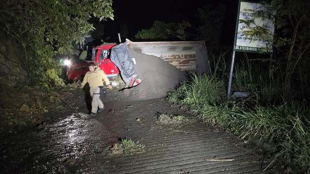 Vuelca camión de carga con toneladas de arena en Zongolica