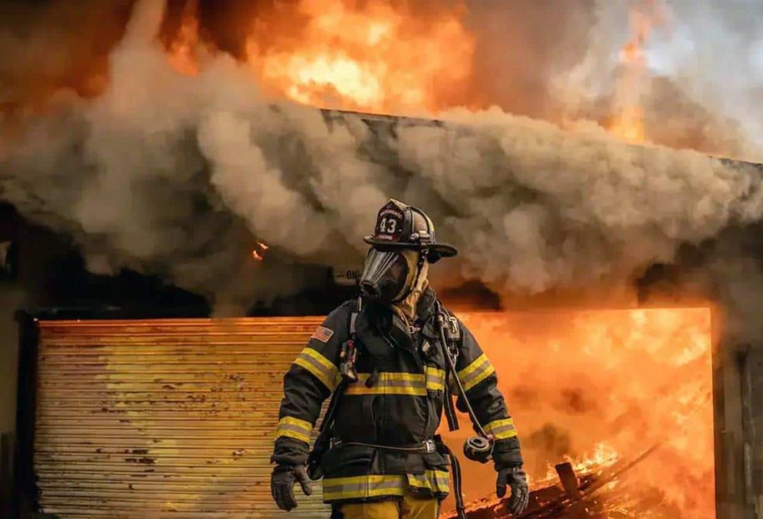 100 bomberos mexicanos ayudan a combatir los incendios en Los Ángeles, California