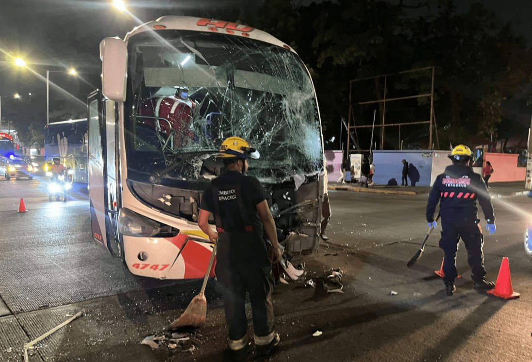 Accidente entre camiones de pasajeros en avenida Diaz Mirón de Veracruz deja cinco lesionados | VIDEO