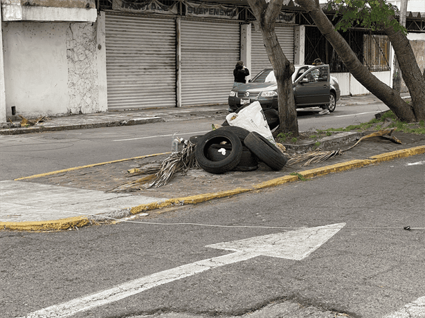 Vecinos del fraccionamiento Moderno denuncian tiradero de llantas en camellón