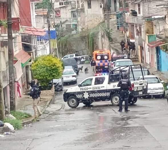 Hombre muere tras resbalar en la vía pública de colonia en Xalapa