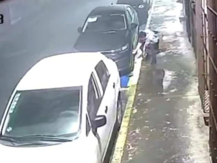 Hombre roba tapones de auto en calles del centro de Xalapa: claman seguridad (+ VIDEO)