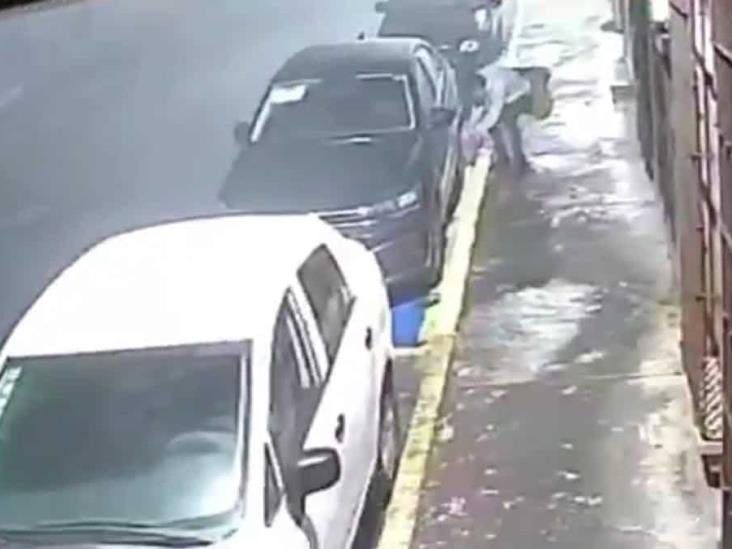 Hombre roba tapones de auto en calles del centro de Xalapa: claman seguridad (+ VIDEO)