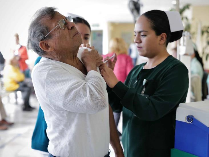 Avanza IMSS en meta sectorial para aplicación de vacunas contra influenza y COVID-19