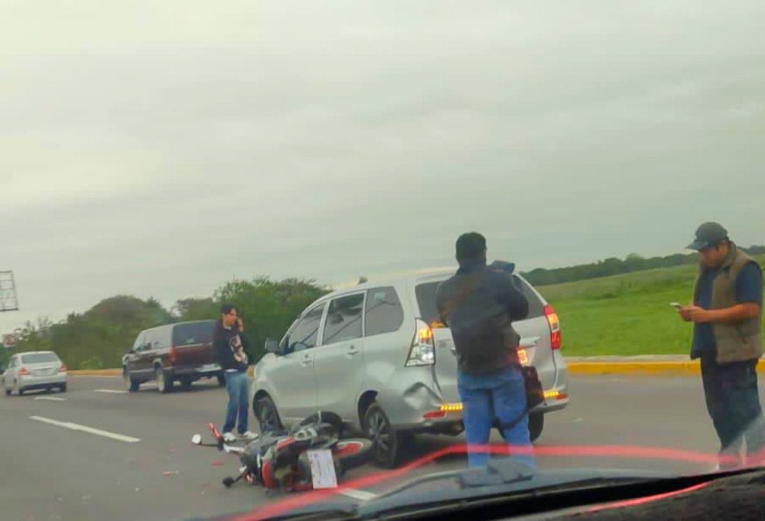 Accidente entre motocicleta y camioneta en carretera Xalapa-Veracruz deja solo daños materiales