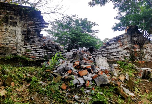 Colapsa barda de panteón particular en fraccionamiento Floresta de Veracruz