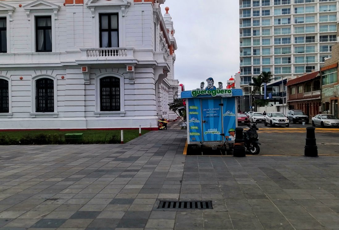 Artesanos del Malecón de Veracruz denuncian robo de luz por negocios de comida rápida