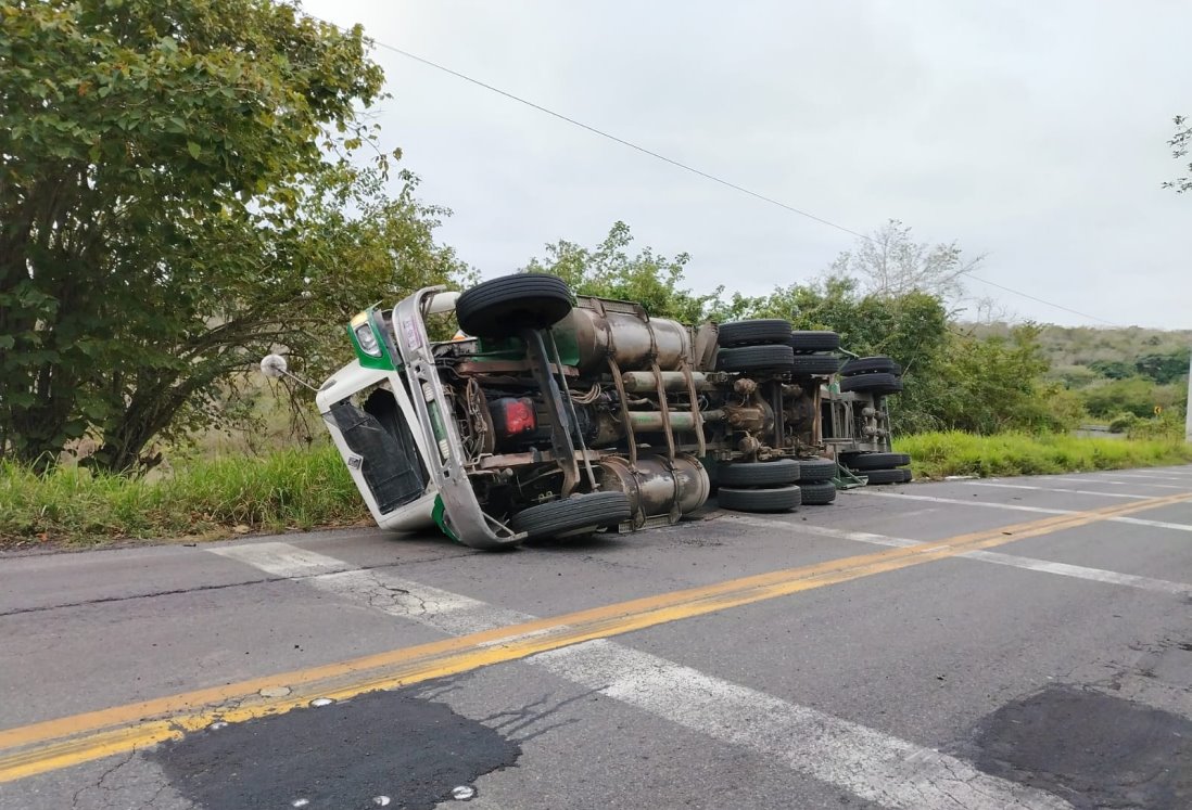 Vuelca tráiler con pollinaza en la carretera Veracruz-Xalapa