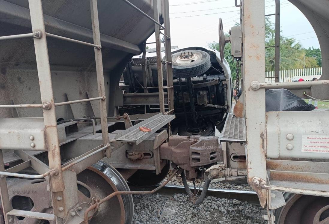 Tren choca con tractocamión en zona industrial de Veracruz | VIDEO