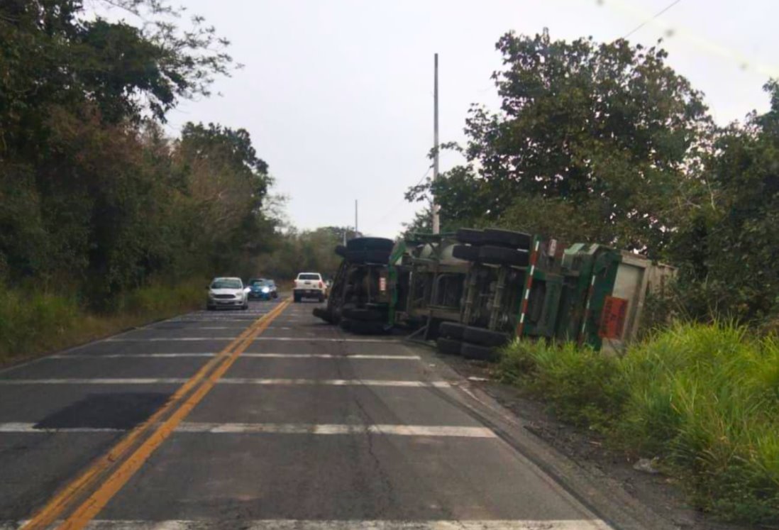 Volcadura de tráiler afecta tránsito en carretera Conejos-Huatusco