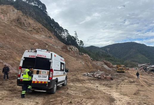 Vuelca excavadora en obras del derrumbe en la Orizaba-Puebla; operador se lesiona