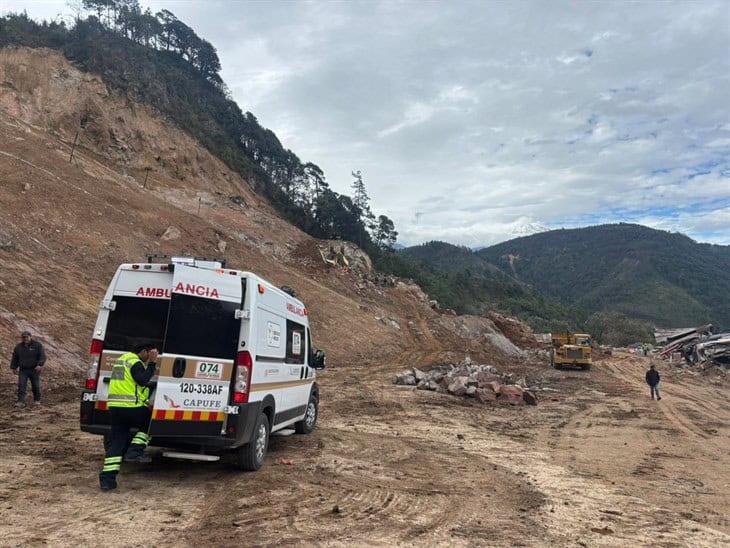 Vuelca excavadora en obras del derrumbe en la Orizaba-Puebla; operador se lesiona