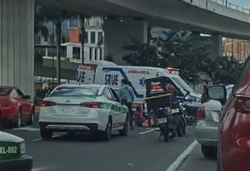 ¿Iba ebrio? Motociclista se accidenta en la glorieta Antonio Chedraui, en Xalapa
