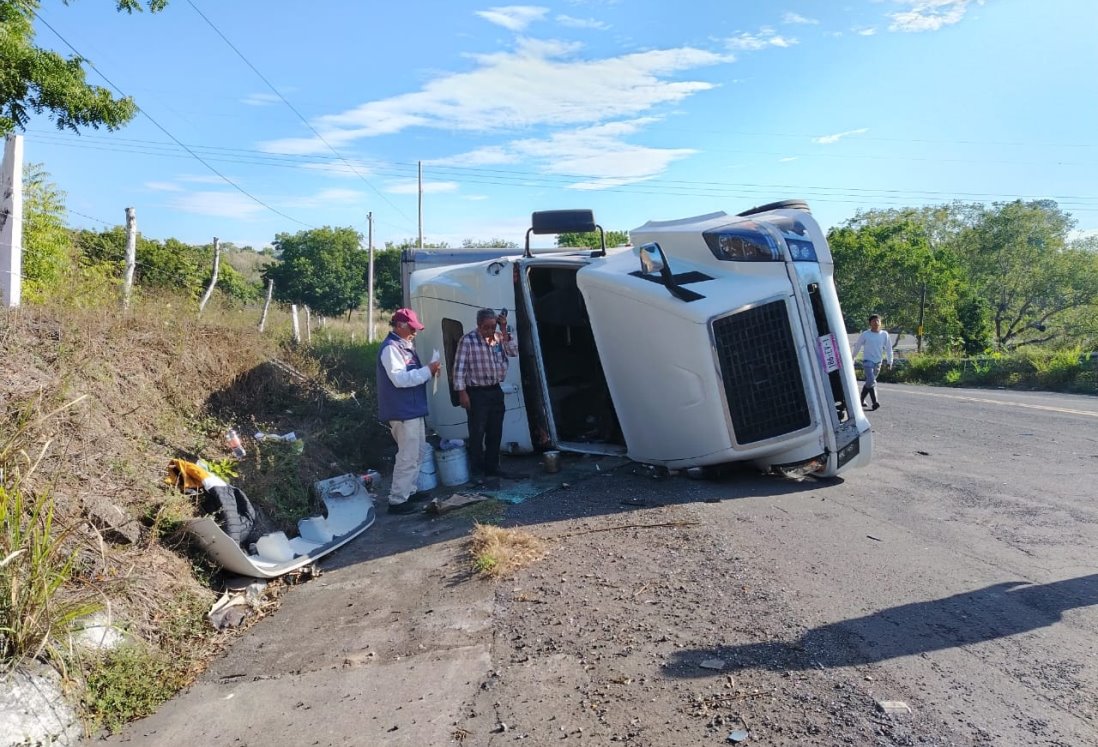 Aparatosa volcadura de tráiler en Tolome deja cuantiosos daños