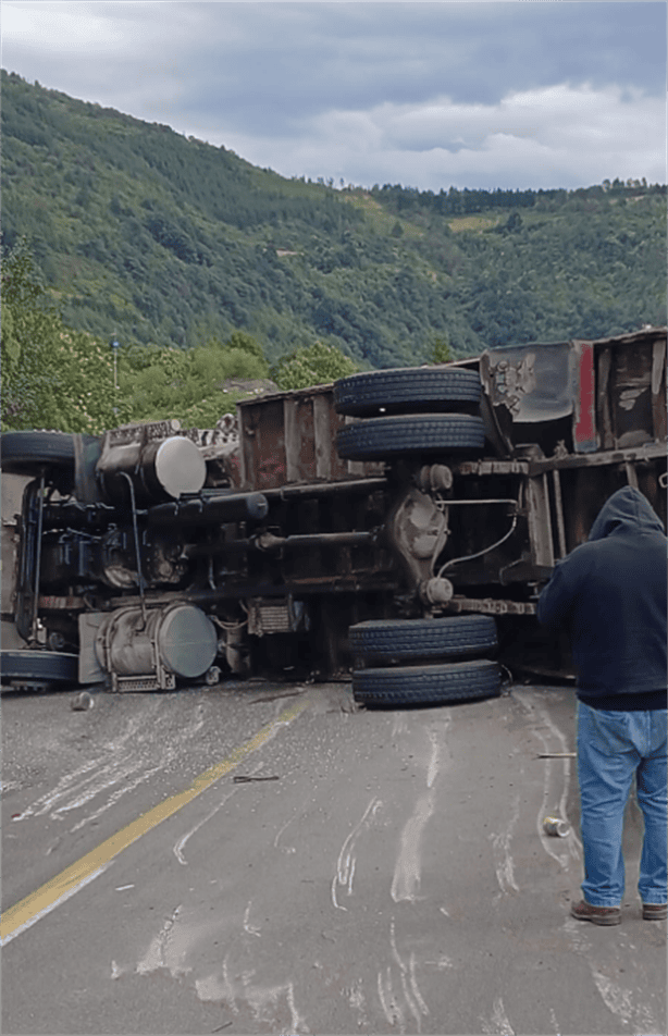 Vuelca camión torton en la autopista Puebla-Orizaba