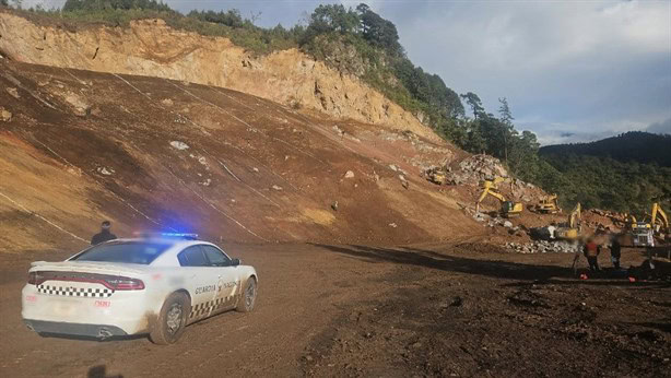 Vuelca excavadora en obras del derrumbe en la Orizaba-Puebla; operador se lesiona