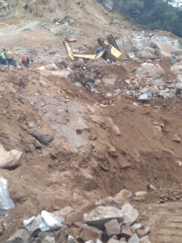 Vuelca excavadora en obras del derrumbe en la Orizaba-Puebla; operador se lesiona