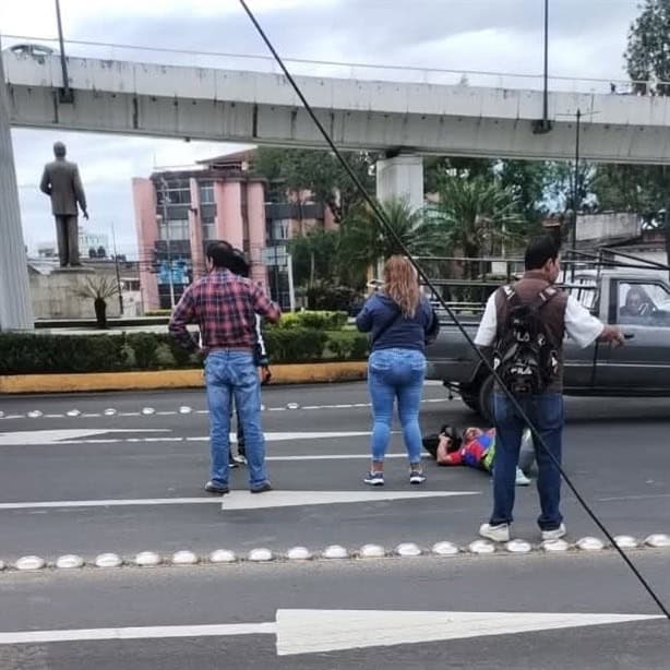 ¿Iba ebrio? Motociclista se accidenta en la glorieta Antonio Chedraui, en Xalapa