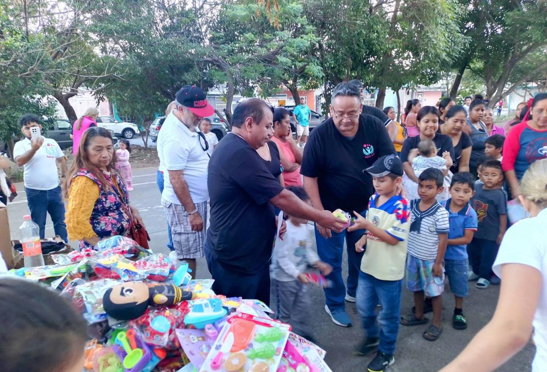 Asociación AKCV regala juguetes por Día de Reyes a niños de Veracruz