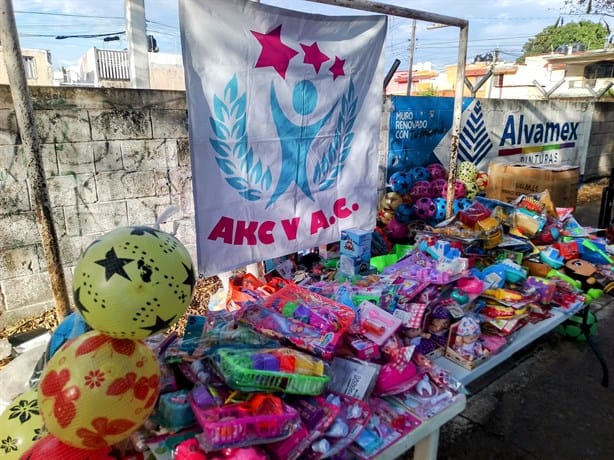 Asociación AKCV regala juguetes por Día de Reyes a niños de Veracruz