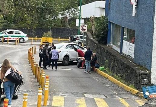 Auto choca contra un muro mientras salía de CAXA, dejando un herido