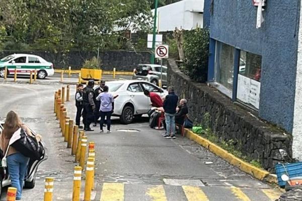 Auto choca contra un muro mientras salía de CAXA, dejando un herido