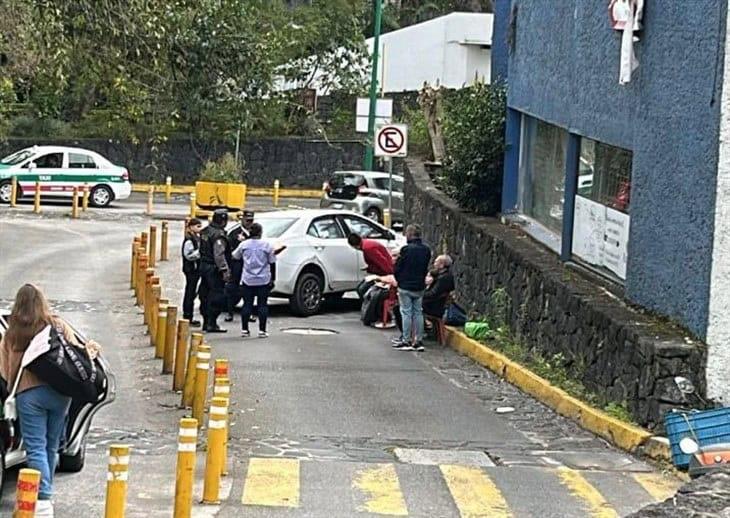 Auto choca contra un muro mientras salía de CAXA, dejando un herido