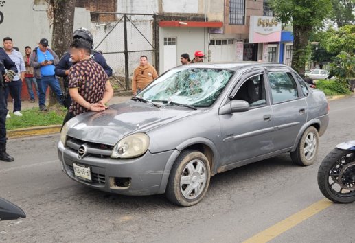 Automovilista detenido por arrollar a mujer y motociclista, matándola a ella, en Xalapa