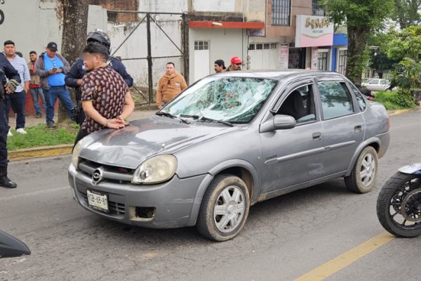 Automovilista detenido por arrollar a mujer y motociclista, matándola a ella, en Xalapa