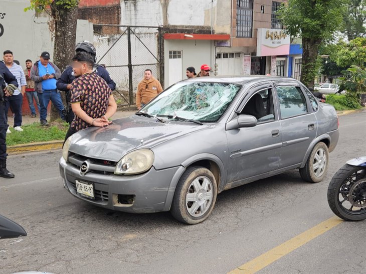 Automovilista detenido por arrollar a mujer y motociclista, matándola a ella, en Xalapa